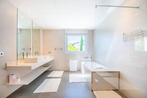 New Modern Villa Elviria, Mairena Pool BBQ&Views