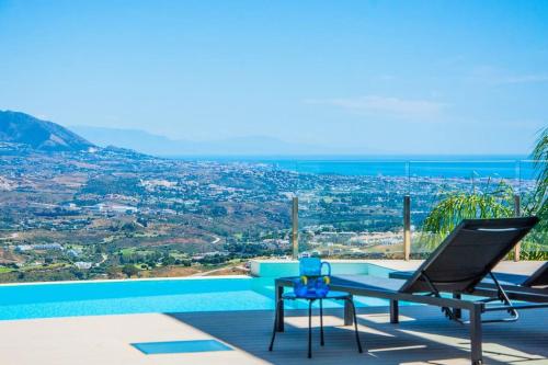 New Modern Villa Elviria, Mairena Pool BBQ&Views