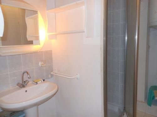 une salle de bain avec un lavabo et une douche dans l'établissement VILLA 3 PIECES 51m2 + TERRASSE 45m2 REF 4033, à Le Castellas