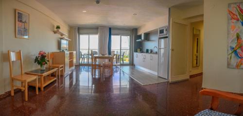 a living room with a kitchen and a dining room at Albatros Family in Salou