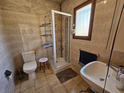 une salle de bain avec une douche, des toilettes et un lavabo dans l'établissement CARDELLINI 30 - Piscine en résidence -Vue mer - 2 Personnes, à Kamiesch