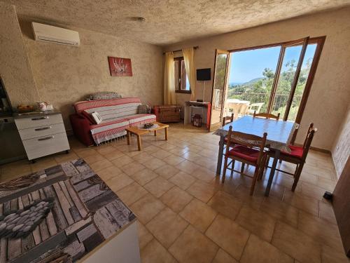 un salon avec une table et un canapé dans l'établissement CARDELLINI 30 - Piscine en résidence -Vue mer - 2 Personnes, à Kamiesch