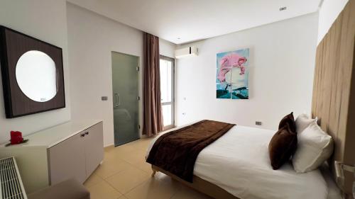 a hotel room with a bed and a window at Vip House Résidence in Sousse