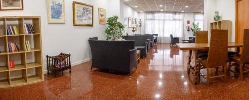 a waiting room with chairs and a table in a office at Albatros Family in Salou