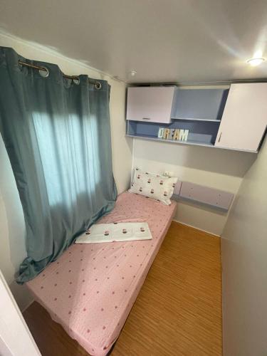 a small room with a pink bunk bed in it at Casă mobilă 1 in Constanţa