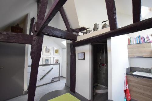 Cette chambre est dotée de poutres apparentes et d'un couloir. dans l'établissement Combles et volutes, à La Roche-Posay