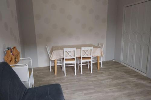 une table de salle à manger et des chaises dans une pièce dans l'établissement Le domaine du Clair Mont entre Beauval et châteaux, à Monthou-sur-Cher