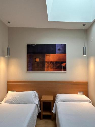 Ένα ή περισσότερα κρεβάτια σε δωμάτιο στο Hostal Aralar