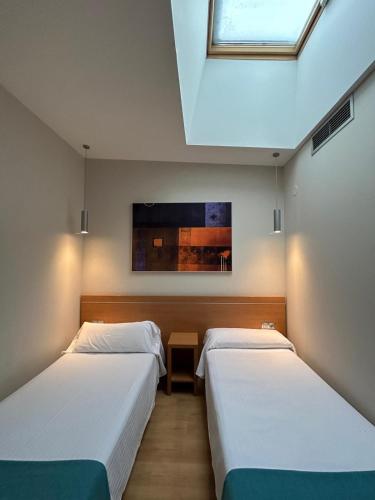 Ένα ή περισσότερα κρεβάτια σε δωμάτιο στο Hostal Aralar