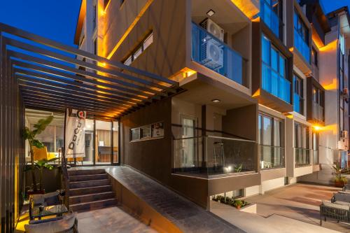 Bangunan di mana terletaknya aparthotel ini