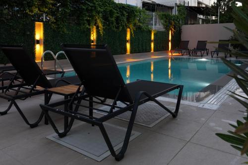 Kolam renang di atau dekat dengan Doqu Suites Hotel