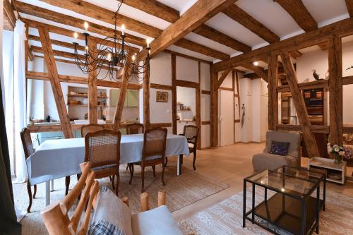 un salon avec une table et une salle à manger dans l'établissement L'harmonie des Tanneurs, à Colmar