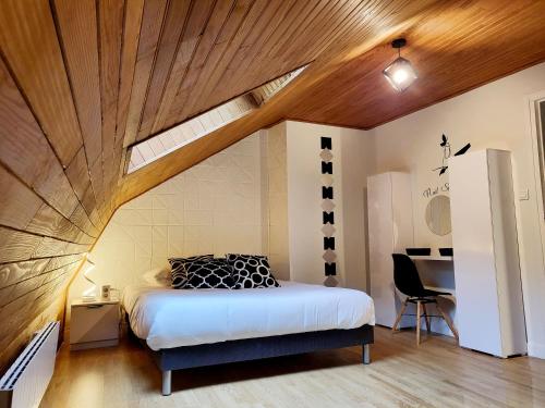Postel nebo postele na pokoji v ubytování appartement le cocon doré