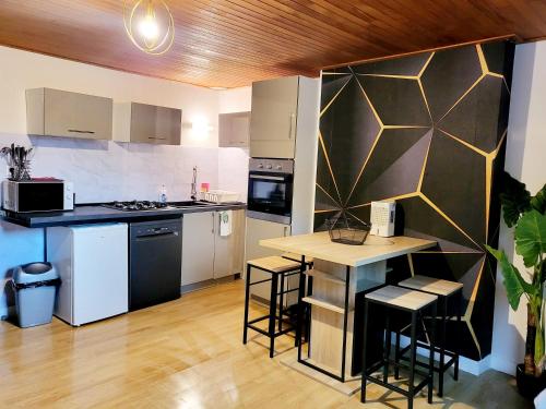 Kuchyň nebo kuchyňský kout v ubytování appartement le cocon doré