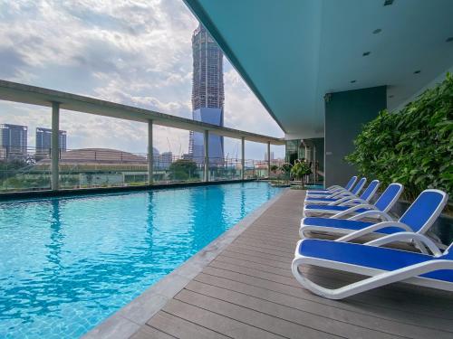 Бассейн в Cozy Home at KL City Center или поблизости