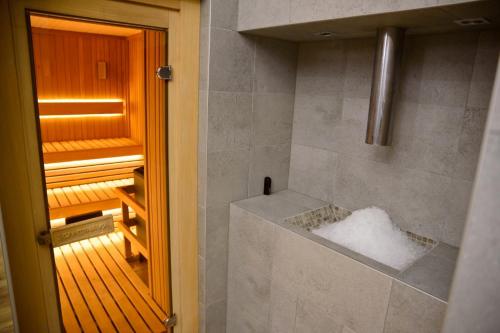 a bathroom with a walk in shower with a tub at Sanatorium Budowlani Szczawnica in Szczawnica