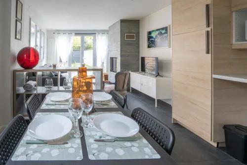 une salle à manger avec une table avec des assiettes et des verres à vin dans l'établissement Le Traditionnel - Maison avec Jardin & Parking - Idéal Disneyland & PARIS, à Lagny-sur-Marne