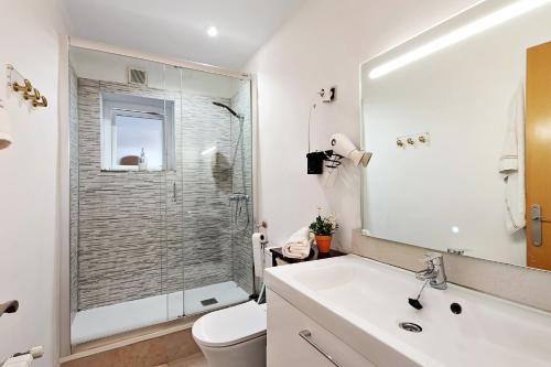 ein Badezimmer mit Toilette, Waschbecken und Dusche in der Unterkunft Precioso Piso Frente Al Mar in Vilanova i la Geltrú