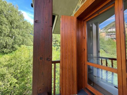 a room with a window with a view of the forest at Ático De 3 Habitaciones Con Vistas Soldeu - Parking incluido l by BonesVacances in Soldeu