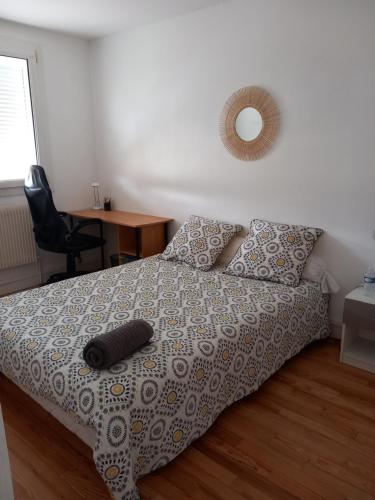 une chambre avec un lit et un miroir au mur dans l'établissement Maison à louer week-end des 24h, au Mans