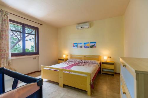 a bedroom with a bed and two lamps in it at Holiday Home Le Sirene in Fort Village