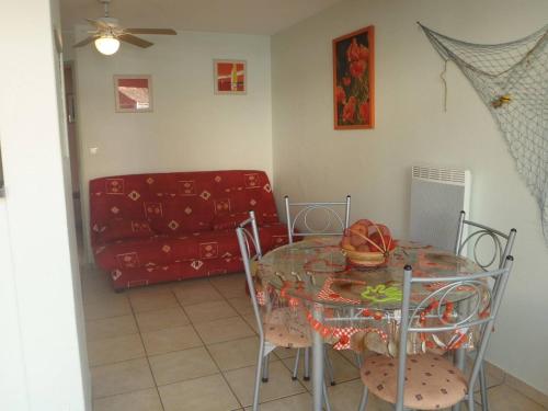 une salle à manger avec une table et des chaises en verre dans l'établissement APPT 2 PIECES 25m2 + TERRASSE 7m2 REF 4025, à Le Castellas