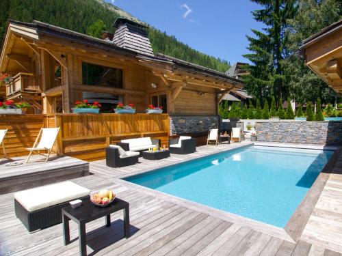 une maison avec une piscine et une cabine dans l'établissement Les Rives d'Argentière, à Chamonix-Mont-Blanc