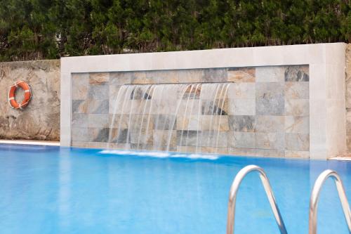 una piscina con una fuente de agua en htop Summer Sun #htopEnjoy, en Santa Susanna