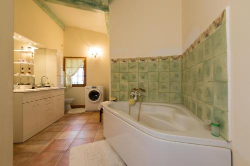 une salle de bain avec une baignoire et un lavabo dans l'établissement Villa Paradis, à Saint Antonin du Var
