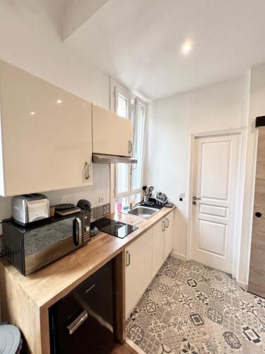 une cuisine avec un évier et un plan de travail dans l'établissement Studio coeur de ville - proximité plages et Palais des Festivals, à Cannes