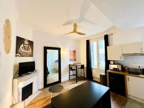 - un salon avec une table noire et un miroir dans l'établissement Studio coeur de ville - proximité plages et Palais des Festivals, à Cannes