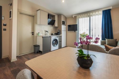 Dapur atau dapur kecil di Doqu Suites Hotel