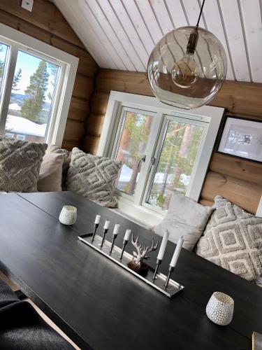 a living room with a table and a couch at Björnrike Fjällstuga in Vemdalen