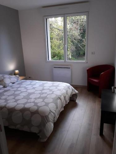 une chambre avec un lit, une fenêtre et une chaise dans l'établissement Charmante maison, proche de DEAUVILLE, à Saint-Étienne-la-Thillaye