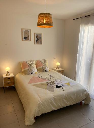 - une chambre avec un grand lit et une lampe dans l'établissement Maison moderne avec jardin, à Saint-Xandre