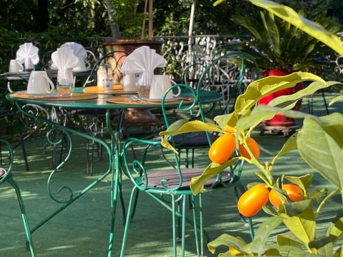 una mesa con sillas y una mesa con una planta en Les Dames de Saint Florent, en Saint-Florent-sur-Auzonnet