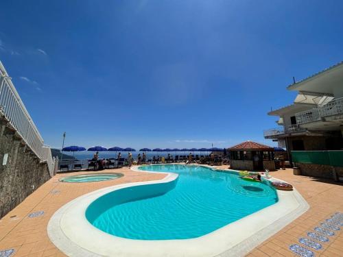 una grande piscina con acqua blu in un resort di Casa Vacanza Ginevra a Ravello