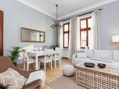 Main Square Apartment - Private Parking - Św Krzyża 16