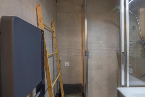- une salle de bains avec une échelle à côté d'une douche dans l'établissement Studio haut de gamme Contamines, aux Contamines-Montjoie