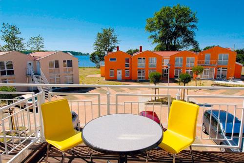 a balcony with a table and chairs and a building at Residenz Meeresblick D Fewo 17 in Rerik