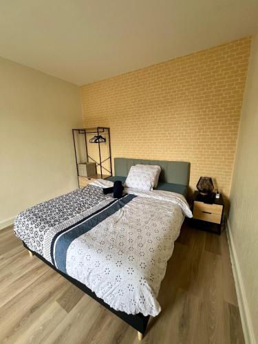 une chambre avec un grand lit dans une pièce dans l'établissement Chez Olivia, à Melle