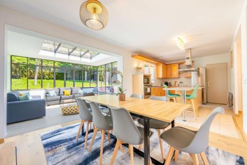 Il dispose d'une cuisine et d'un salon avec une table et des chaises en bois. dans l'établissement Le Havre d'Argenteuil / Maison pour 10 personnes, à Argenteuil