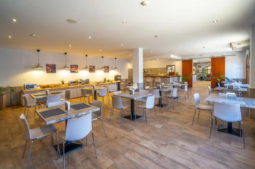 Restaurace v ubytování Apartamentos Puerta del Sur