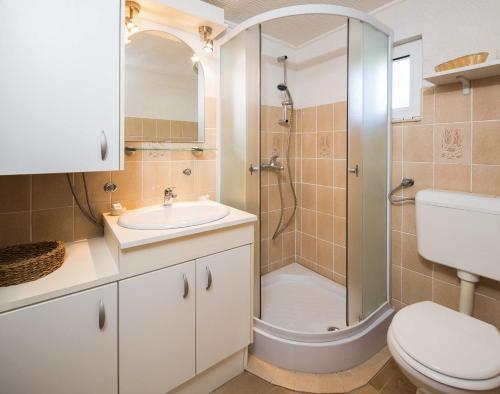 Koupelna v ubytování Holiday home Zlatni san - private heated pool