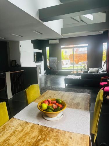 - un bol de fruits sur une table dans le salon dans l'établissement LOFT A 15 MINUTES DE PARIS ET 30 MINUTES DISNEY, à Parc Saint-Maur