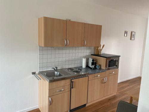 a kitchen with a sink and a microwave at Ferienwohnung Röttgen in Winningen