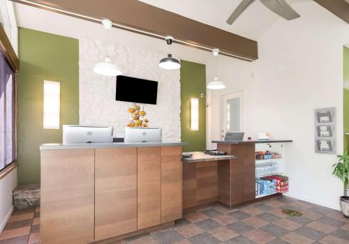 an office with two laptops on a reception desk at Quality Inn South Lake Tahoe in South Lake Tahoe