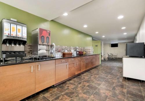 Kuchyň nebo kuchyňský kout v ubytování Quality Inn South Lake Tahoe