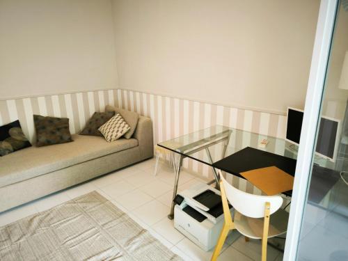 un salon avec un canapé et une table en verre dans l'établissement CastelBox Nature Accès direct IntraMuros, à Avignon