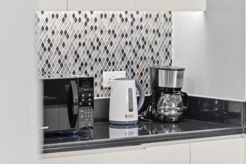Una cocina o zona de cocina en Luxury Stay with Burj Khalifa Views & Infinity Pool